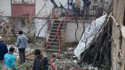 Teras katında başlayan yangın kısa sürede büyüdü