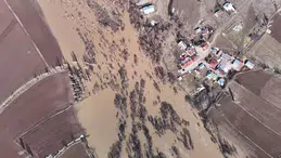 Sivas'ta Metrelerce Kar Eridi, Köy Yolu Sular Altında Kaldı!