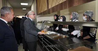 Sivas’ta Vali öğrencilerle yemek sırasına girdi