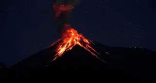 Geçen Yıldan Bu Yana O İlk Kez Oldu! Yanardağ Patladı! Kül Bulutu 4 Bin 400 Metreyi Aştı!