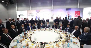 Saadet Partisi’nin İstanbul İftarında Özgür Özel ve Birçok Siyasi İsim Aynı Sofrada