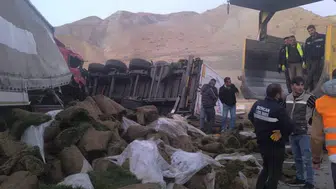 Sivas yolunda panik anları: İki tır birbirine girdi