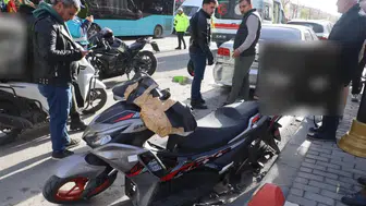 Sivas'ta iki motosiklet çarpıştı, otomobile saplandı