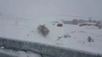 Sivas-Erzincan yolunda Kızıldağ'da kar mesaisi