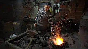 100 yıllık demirci ocağının son ustaları bu ateşi söndürmüyorlar