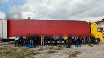 Sivas'ta 18 Kaçak Göçmen Tırın İçinde Yakalandı!