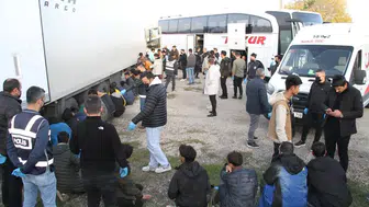 Kaçak Göçmenler Sivas'ta Bir Tırın Dorsesinde Böyle Yakalandı!