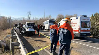 Midibüs ve Otomobil Çarpıştı: 10 Kişi Yaralandı