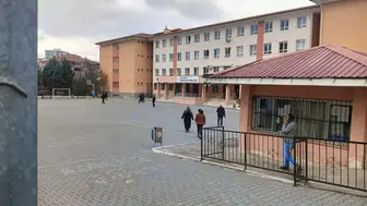 Kız Öğrencilere Müstehcen Fotoğraf Atmıştı! Tacizci Öğretmen Tutuklandı!