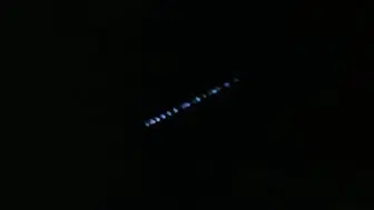 Gökyüzünde Tek Sıra Halinde İlerleyen Işıklar Merak Uyandırdı