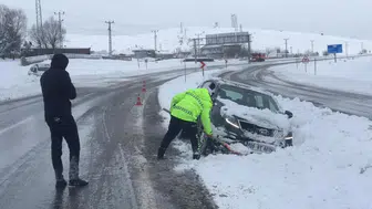 Buz Kesmiş Yollarda Mahsur Kalanların İmdadına Yetiştiler