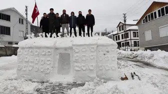 Sivas'ta o köyde çocuklar şimdi de Valilik Binasını yaptı