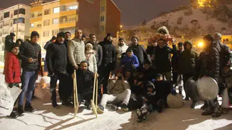 Sivas'ta Karın Tadını Sadece Çocuklar Değil Bütün Bir Mahalle Çıkardı!