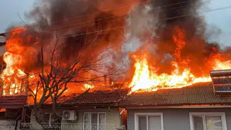 Kediler üşümesin diye yakıldı, iki ev kullanılamaz hale geldi