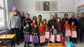 Sivas İl Jandarma Komutanlığı, Zara’da ilkokul öğrencilerini yalnız bırakmadı