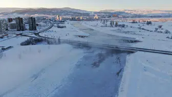 Sivas'ta kar durdu ama -19'u gördü! Kızılırmak dondu