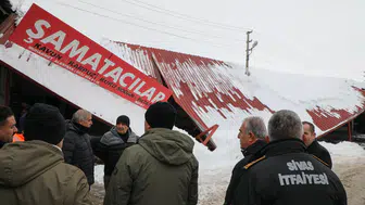 Sivas Toptan Sebze Halinde Kar Kütlelerinden Dolayı Çatılarda Çökmeler Meydana Geldi!