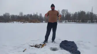 Sivas Kızılırmak Dondu, Elleriyle Balık Avladı!