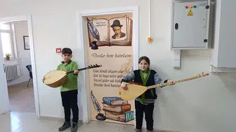 Sivas Sınıf Kapılarında Atatürk ve Aşık Veysel İzleri