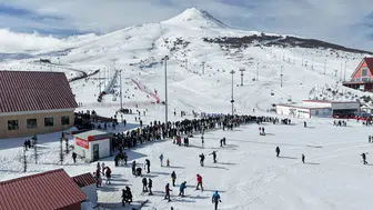 Sivas Yıldız Dağı’nda Davul Zurnalı Kayak Keyfi: 7 Pistte Yoğunluk