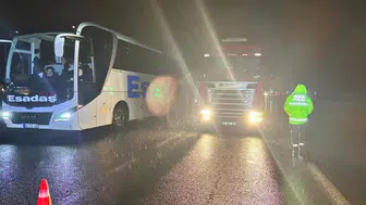 Sivas-Erzincan Sakaltutan’da Alarm: Görüş Sıfıra İndi, Trafik Durdu