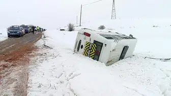 Sivas'ta Okul Servisi Devrildi! Çok Sayıda Yaralı Var!