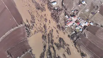 Sivas'ta Metrelerce Kar Eridi, Köy Yolu Sular Altında Kaldı!