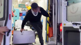 Sedyeden Atlayıp Gazetecilere Saldırdılar!