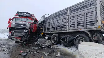 Sivas’ta Kafa Kafaya Tır Kazası: 1 Ölü, 2 Ağır Yaralı