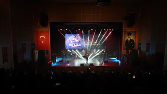 Enes Kayalar Pop Orkestrası konseri ile Sivas'ta 90’lar rüzgârı esti