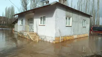 Sivas Kalın'da Eriyen Kar Suları İle Yükselen Dereler Yaşam Alanlarına Kadar Taştı!