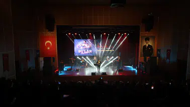 Enes Kayalar Pop Orkestrası konseri ile Sivas'ta 90’lar rüzgârı esti