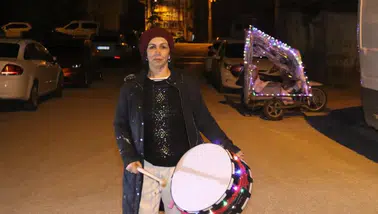 Davuluyla sahura kaldıran kadının mücadelesi