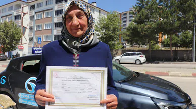 43 yıllık eşi için 67 yaşında ehliyet sınavına girdi