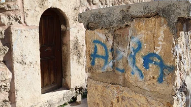 Akbaş Baba Türbesi'ne sprey boyalı saldırı