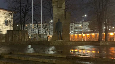 Atatürk anıtı karanlıkta kaldı!