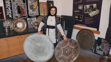 Bir kenara atılan bakırlarla terapi görüp, hem de yenileyerek hayata katıyorlar