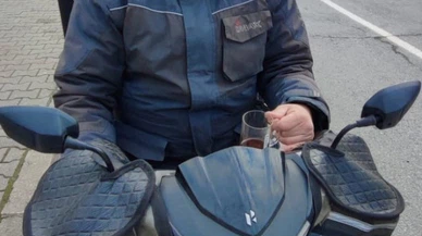 Çay içerek motosiklet kullanan sürücüye ceza