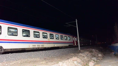 Doğu Ekspresi hafif ticari araca çarptı, demiryolu 1 saat ulaşıma kapandı