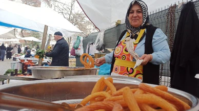 Halka tatlısı yapıp satarak aile bütçesine katkı sağlıyor