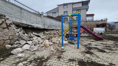 Oyun parkına istinat duvarı çöktü, faciadan dönüldü