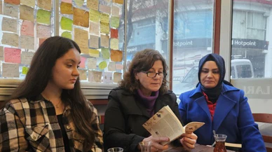 Yaralarını edebiyat ve şiirle sarıyorlar