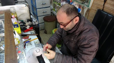 Zamanı tek parmağının ucunda oynatıyor