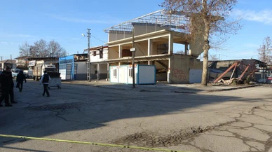 6 dükkanın bulunduğu blok çöktü