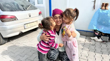 Enkaz altında kalan anne çocuklarını emzirerek hayatta tuttu