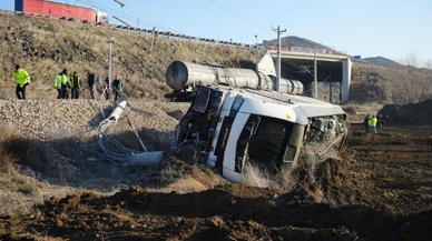 Kırıkkale'de raylara üzerine yıkılan istinat duvarına çarpan tren raydan çıktı