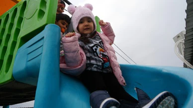 Konteyner kentte yaşayan çocuklar her şeyden habersiz koşup eğleniyor