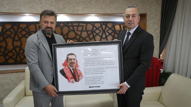 Uygun Yazıcıoğlu'na yazdığı şiir tablosunu hediye etti