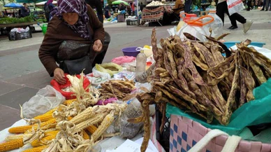 Kadınlar baharla birlikte pazarda doğal ürünleri satıyor