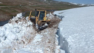 Kar Kaplanları bahar ayında kar temizliğinde